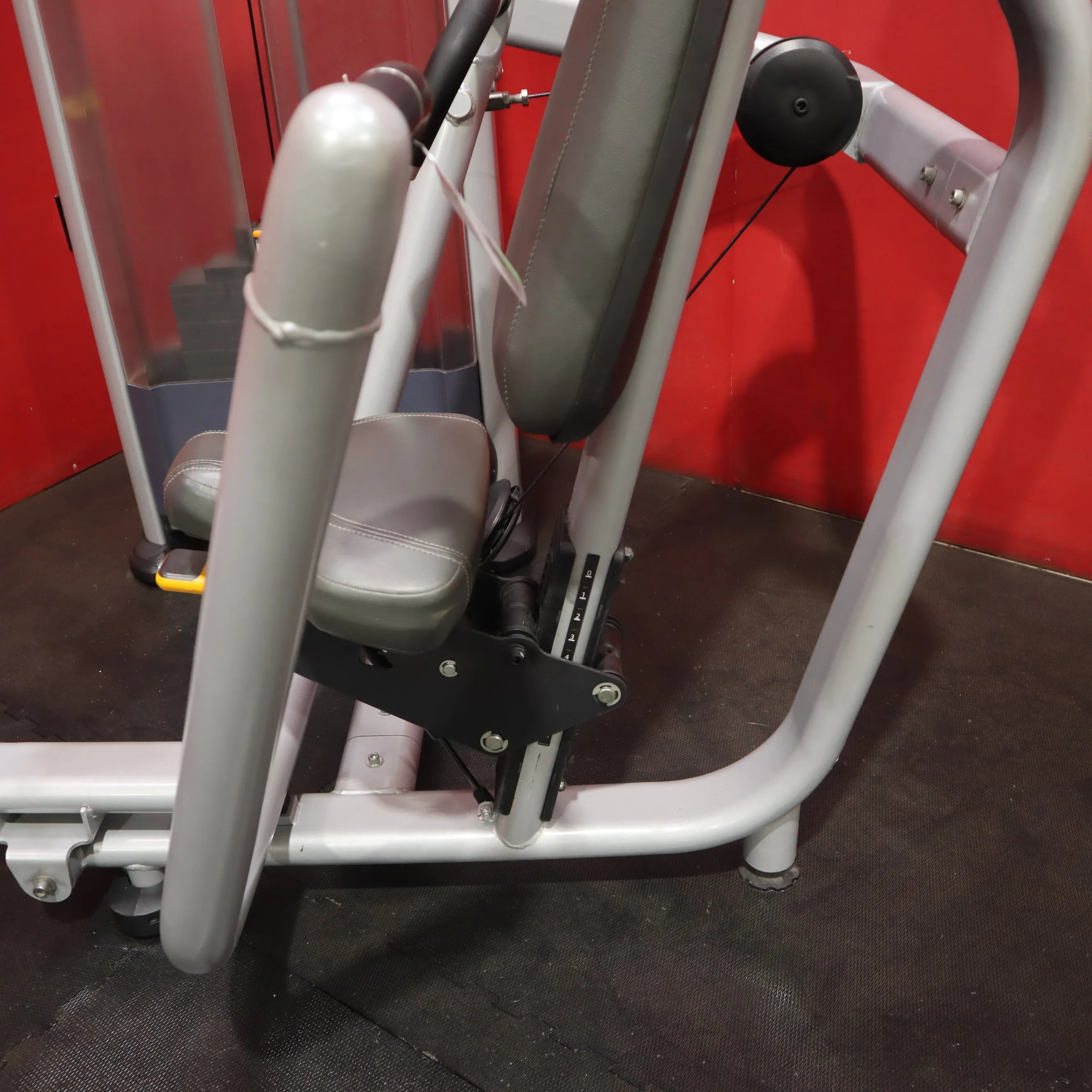 Precor Discovery Series Chest Press (Refurbished)