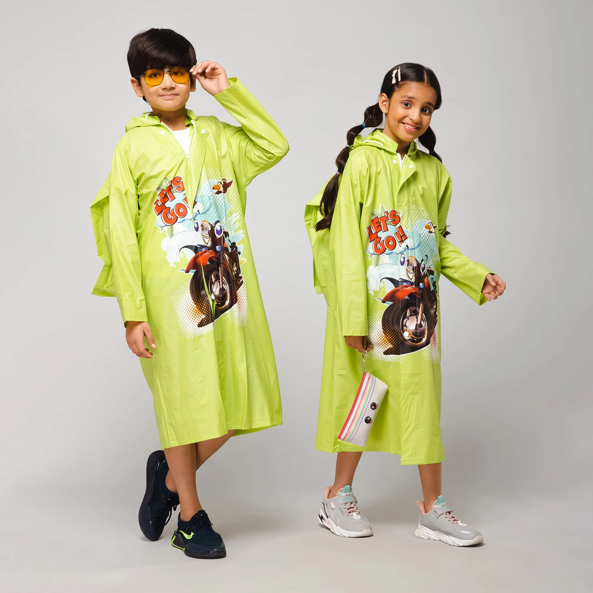 THE CLOWNFISH Toon Caper Series Kids Waterproof PVC Longcoat with Adjustable Hood & Extra Space for Backpack/Schoolbag Holding. Printed Plastic Pouch. Kid Age-6-7 years (Lime)